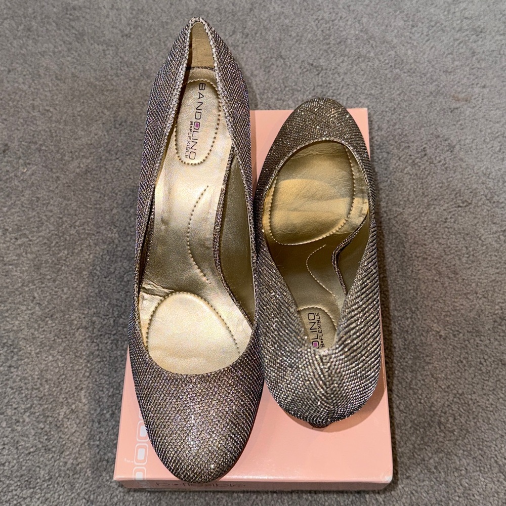 Bandolino b flexible closed toe pumps